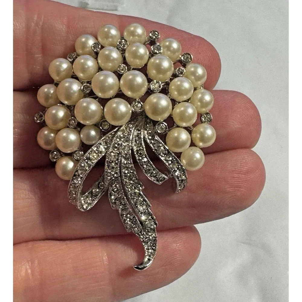 Silver Tone Faux Pearl Rhinestone Floral Bouquet Ribbon Brooch Pin Wedding Gala